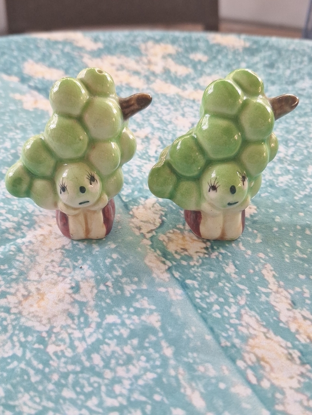 Anthropomorphic Vintage Ceramic Green Grape  Figurine Salt & Pepper Shakers